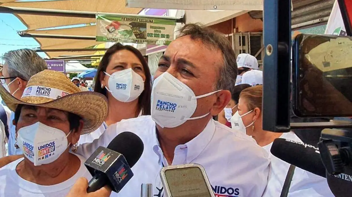 Visitan candidatos de Unidos Contigo el mercado Bravo