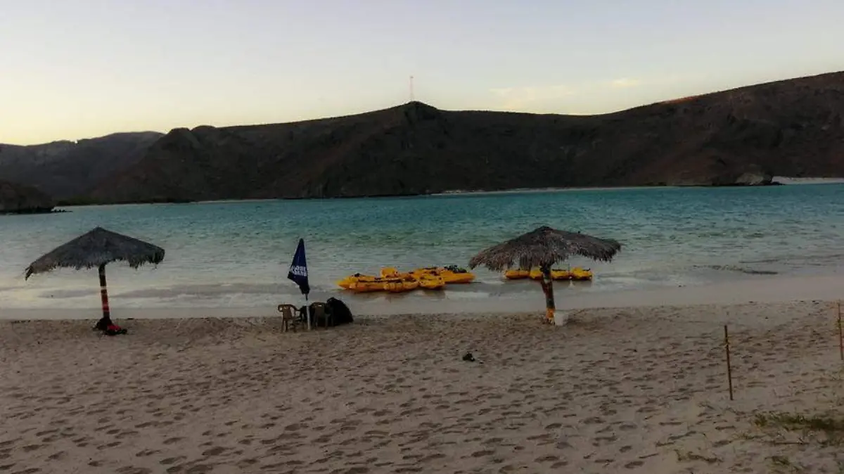 Molesta a turistas no poder ingresar a playa Balandra 2