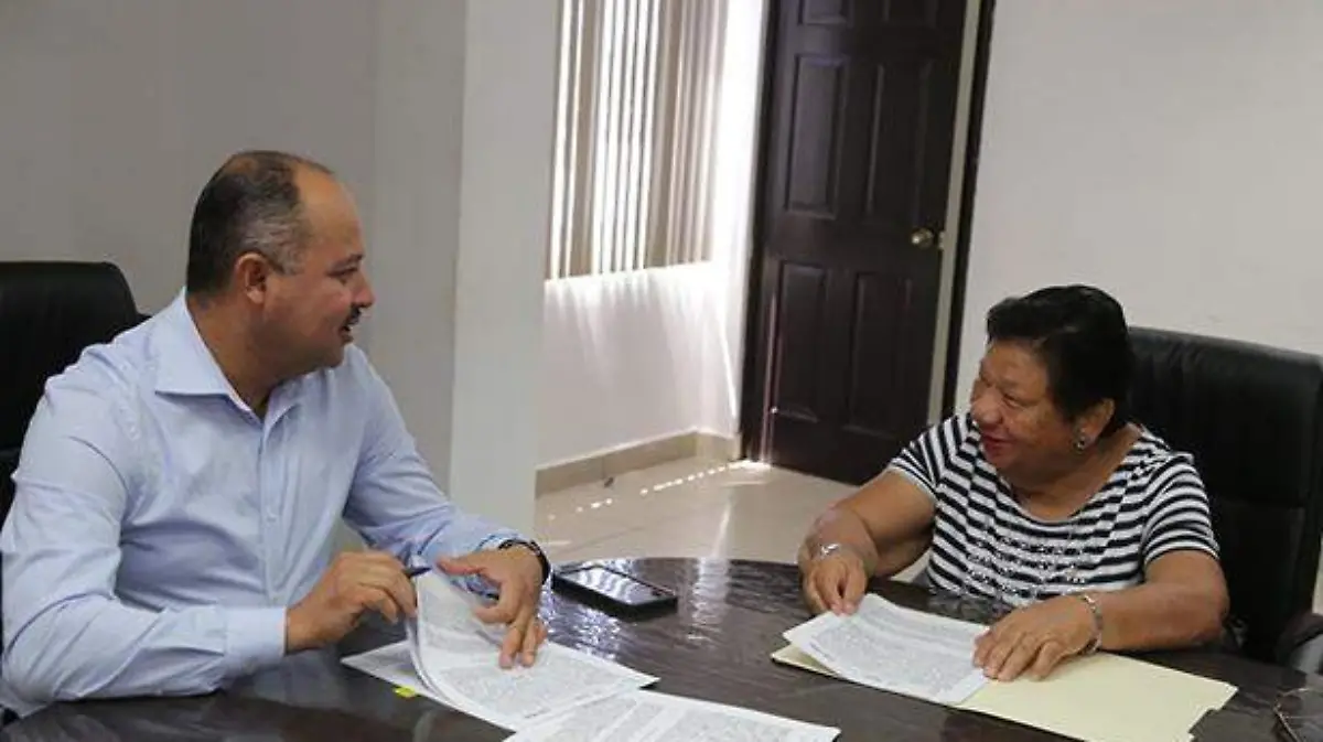 Autoridades firman convenio para la electrificacioìn de la colonia Enrique Aguilar