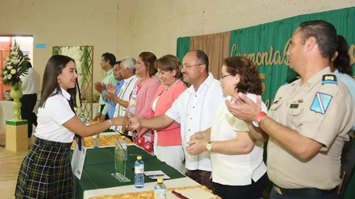 El presidente municipal José Walter Valenzuela