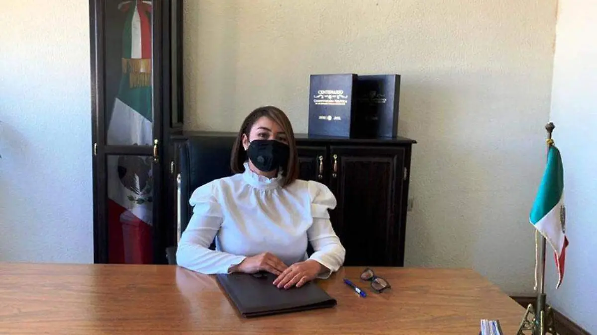 LA SECRETARIA