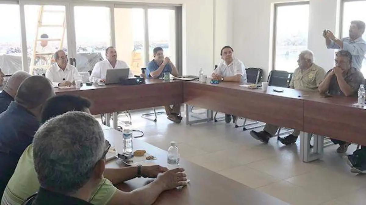 DURANTE LA REUNION MENSUAL DEL COMITE,....