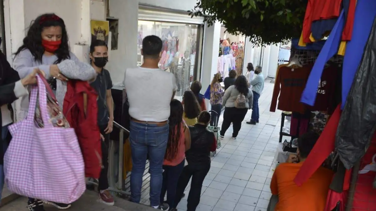 Abarrotan tiendas