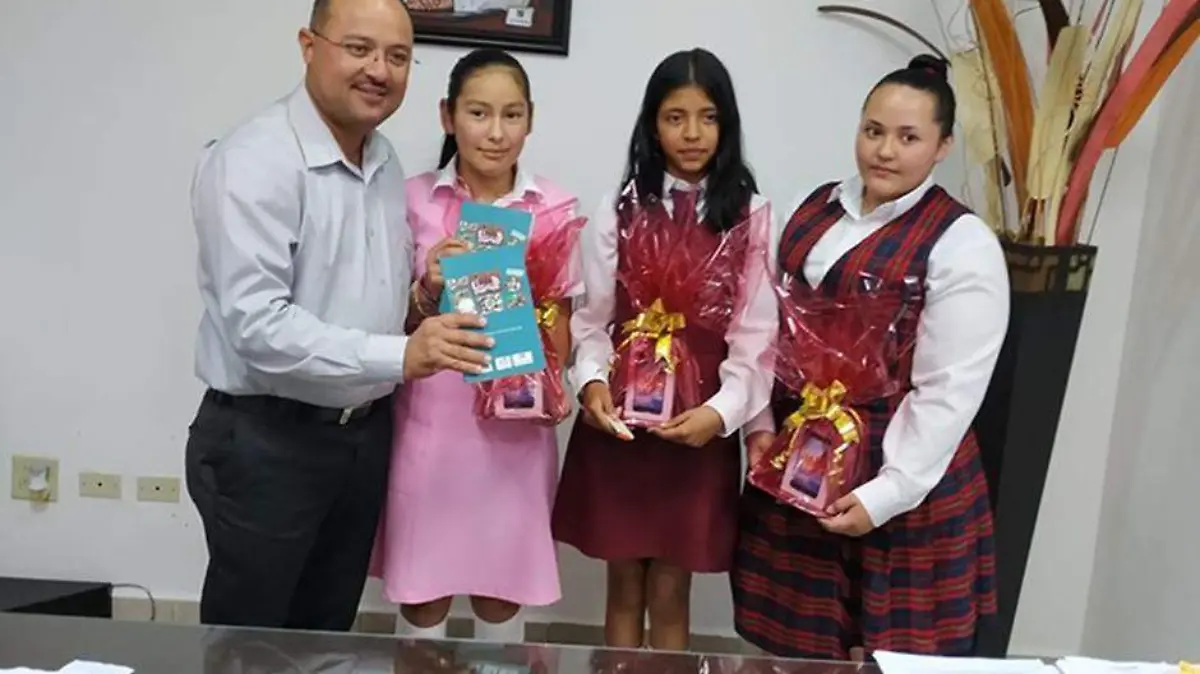 El alcalde de Comondú, Doctor José Walter felicito a las alumnas ganadoras.