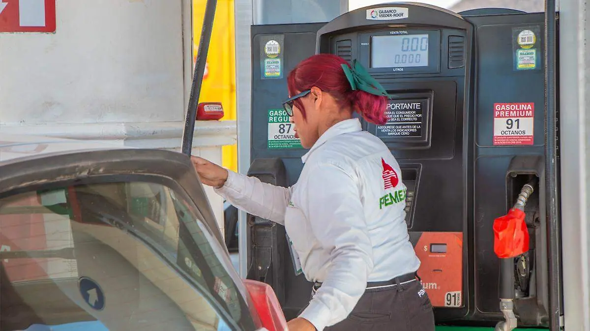 personal-atendiendo-gasolinera-la-paz