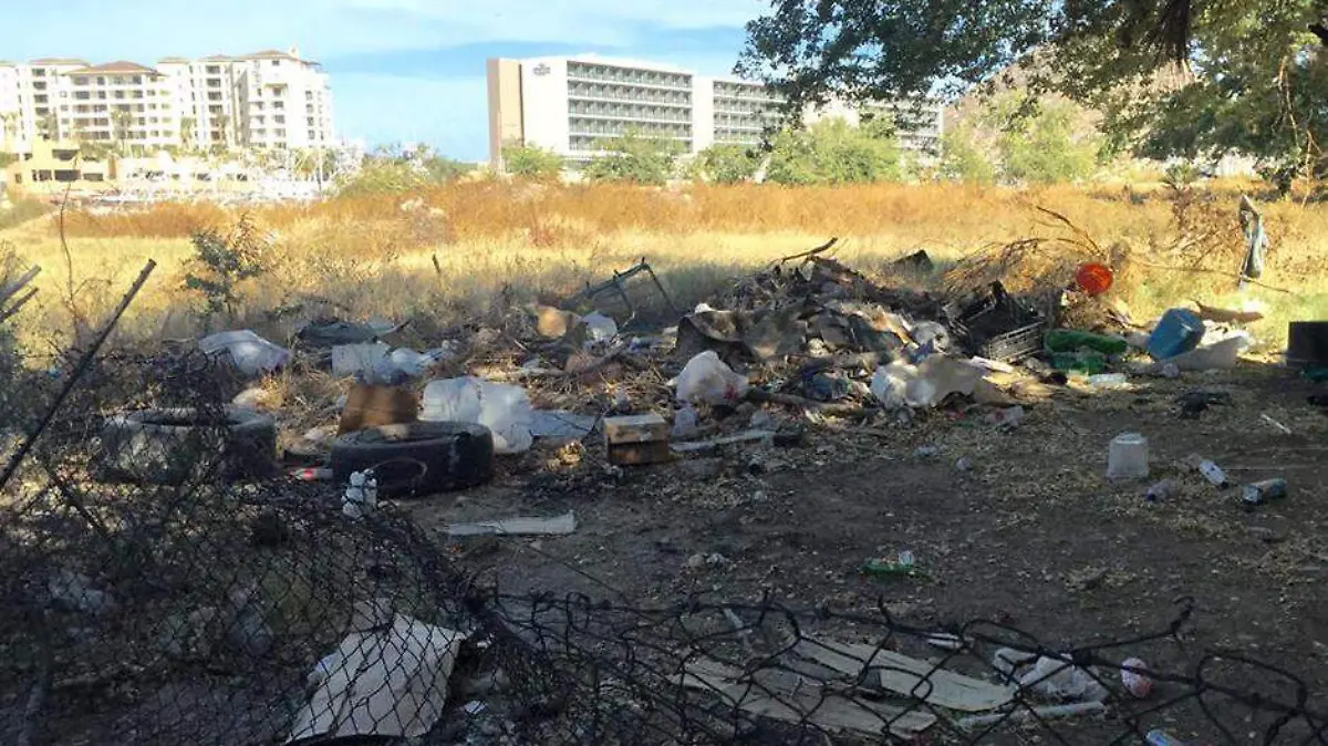 Preocupan basureros sobre zona dorada de Los Cabos