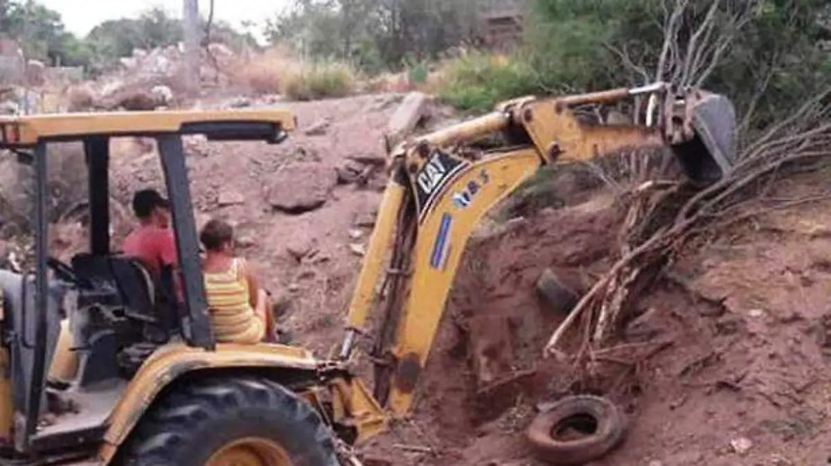 SE APLICA LIMPIEZA DE CAUSES DE ARROYO...