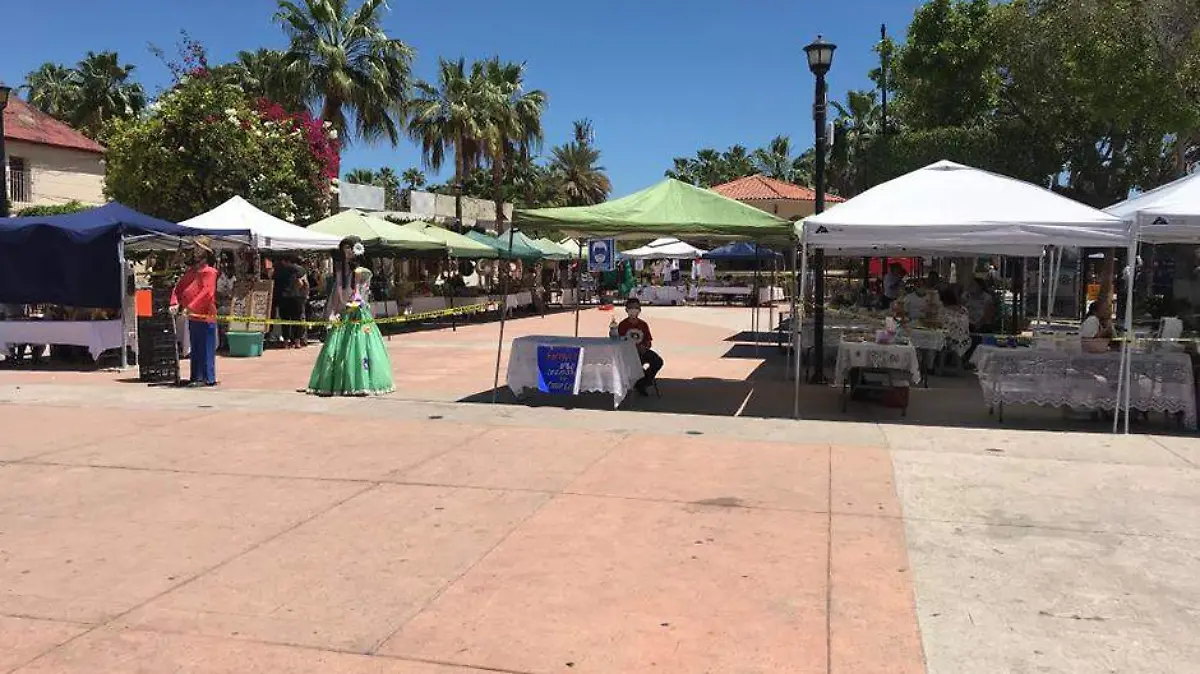 Brindan seguridad tianguis de artesanías en Loreto