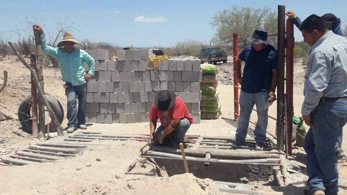 Con apoyo de personal de Servicios Publicos se rehabilitan los guardaganados de la zona serrana de Comondú.