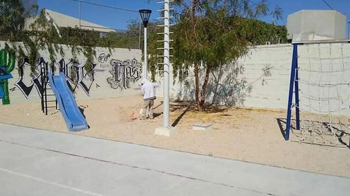 Continúa limpieza en parques, jardines y áreas verdes