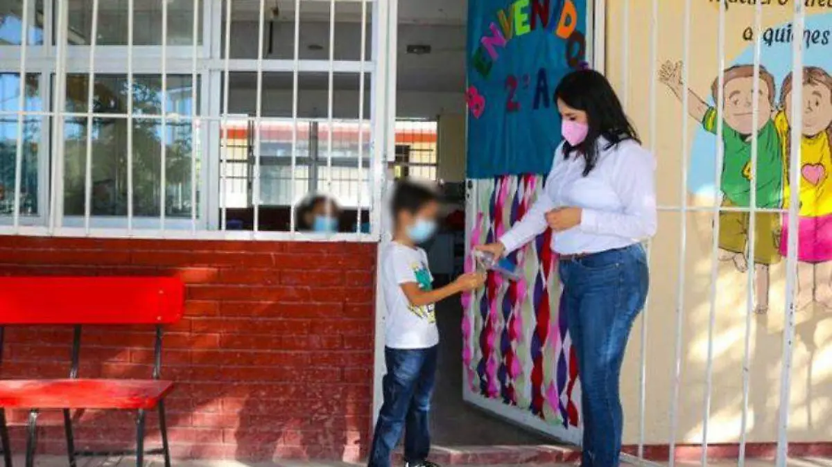 Cubrebocas en escuelas espacios al aire libre
