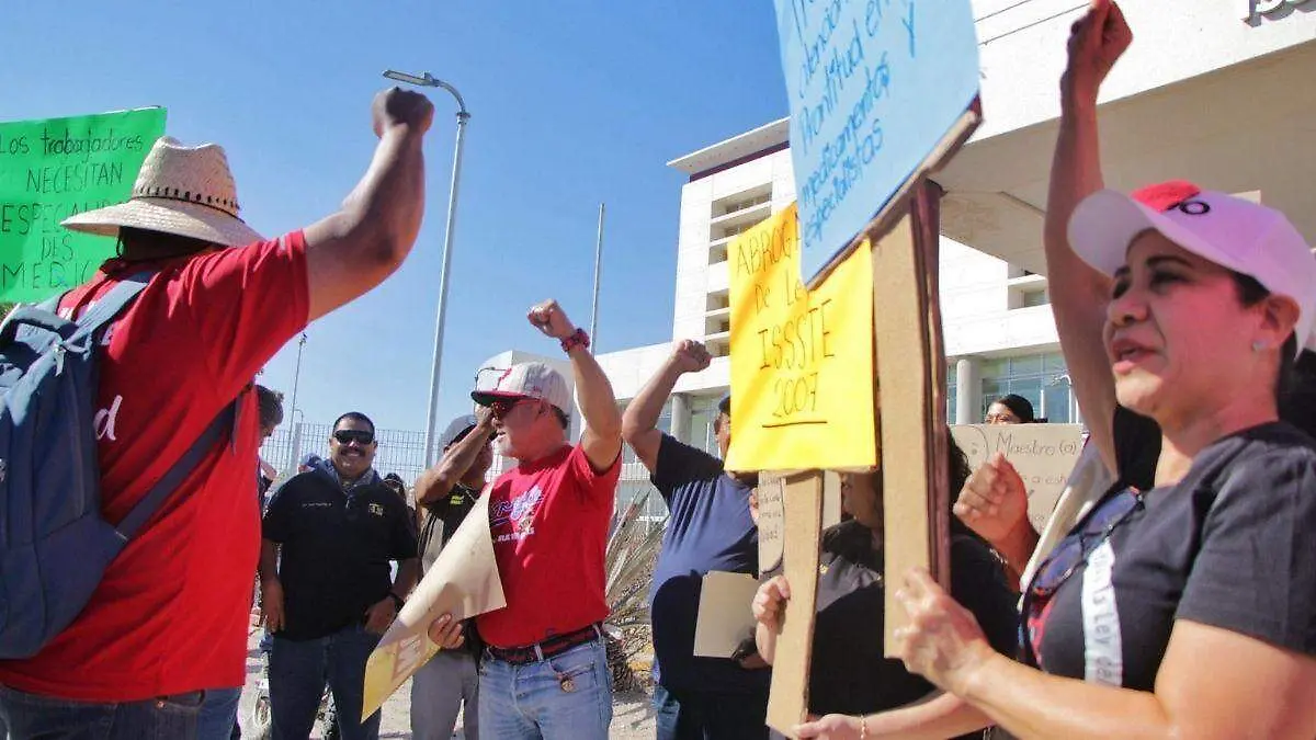 asociacios-padres-familia-manifestacion-docentes