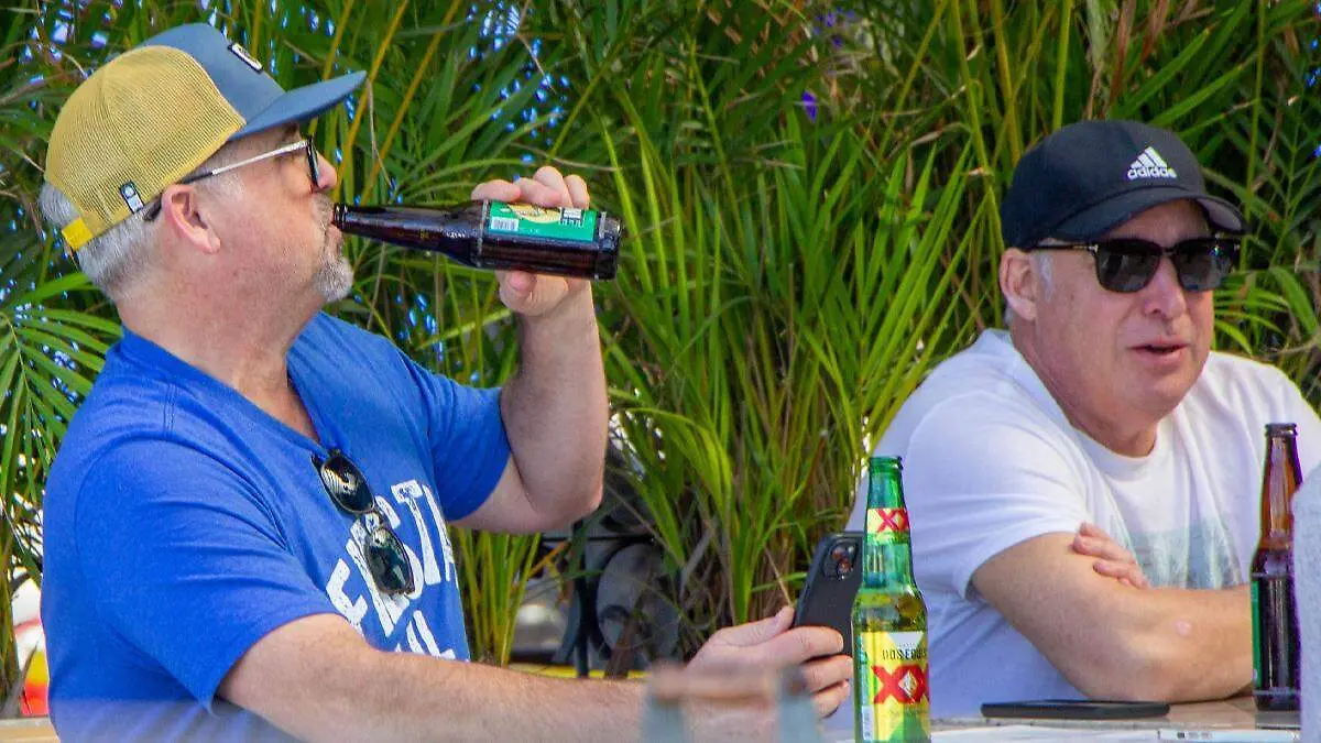 ley seca tomando cerveza