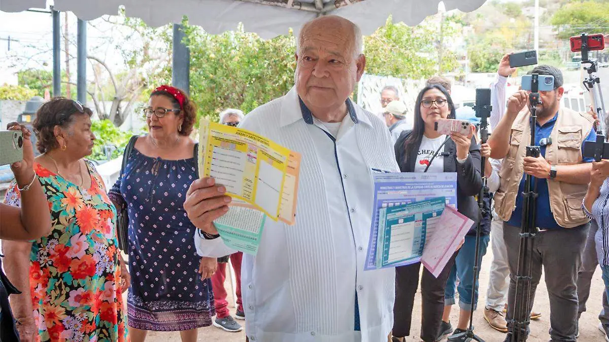 victor-castro-votando-eleccion-judicial