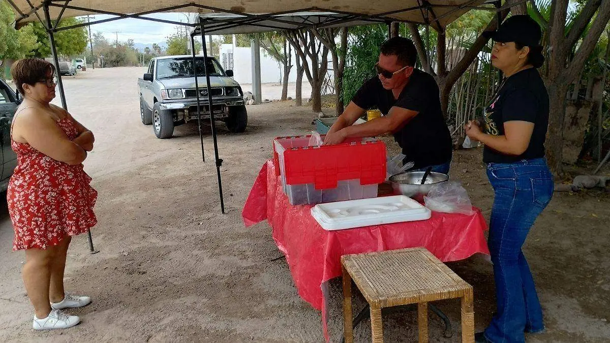 mujer-comprando-puesto-callejero-la-paz
