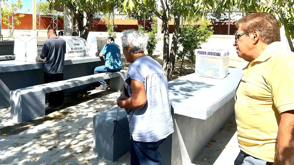 adultas-mayores-votando-elecciones-judiciales-los-cabos