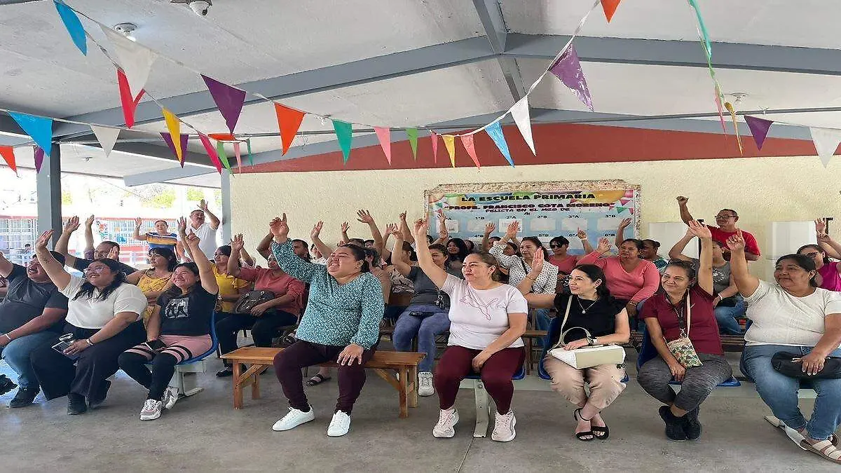 Padres de familia cierran escuela en la paz