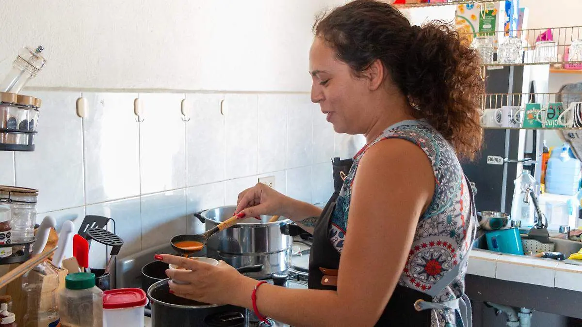 preparando comida cubana claudia mtz en la paz