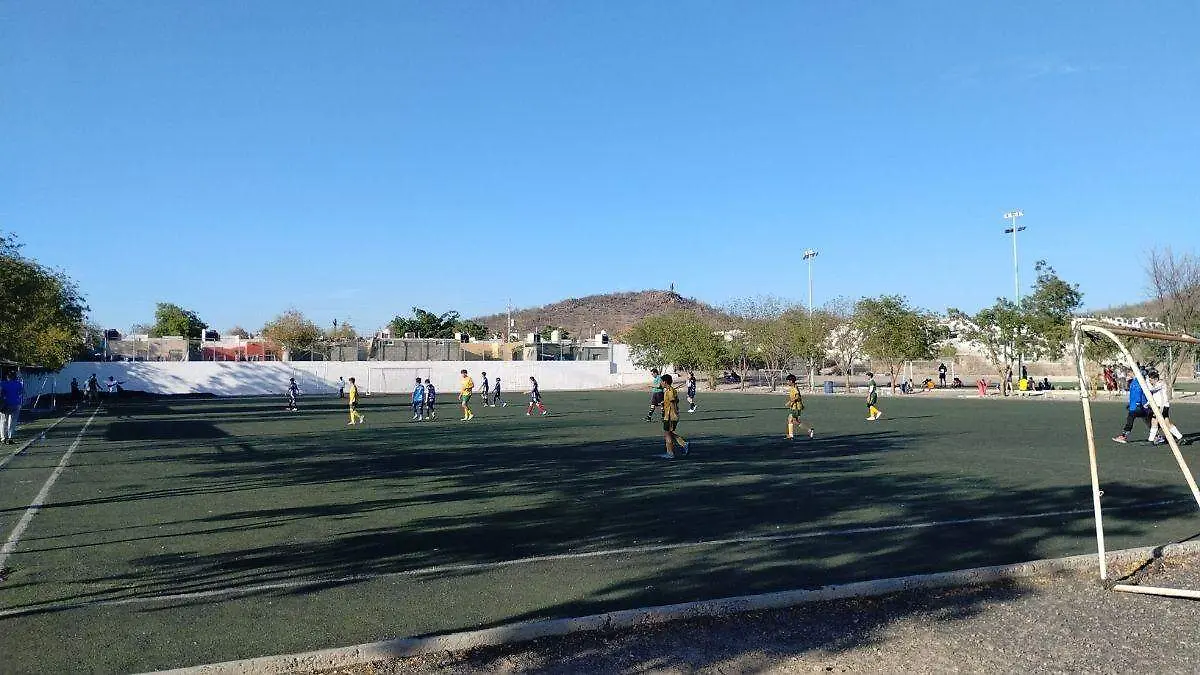 niños-jugando-cancha-futbol