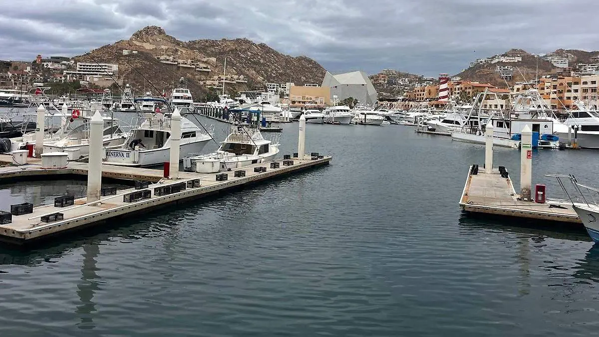 tormenta barbara en muelle y marina de cabo san lucas