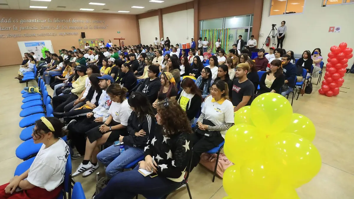 Estudiantes en el poliforo de la UABCS