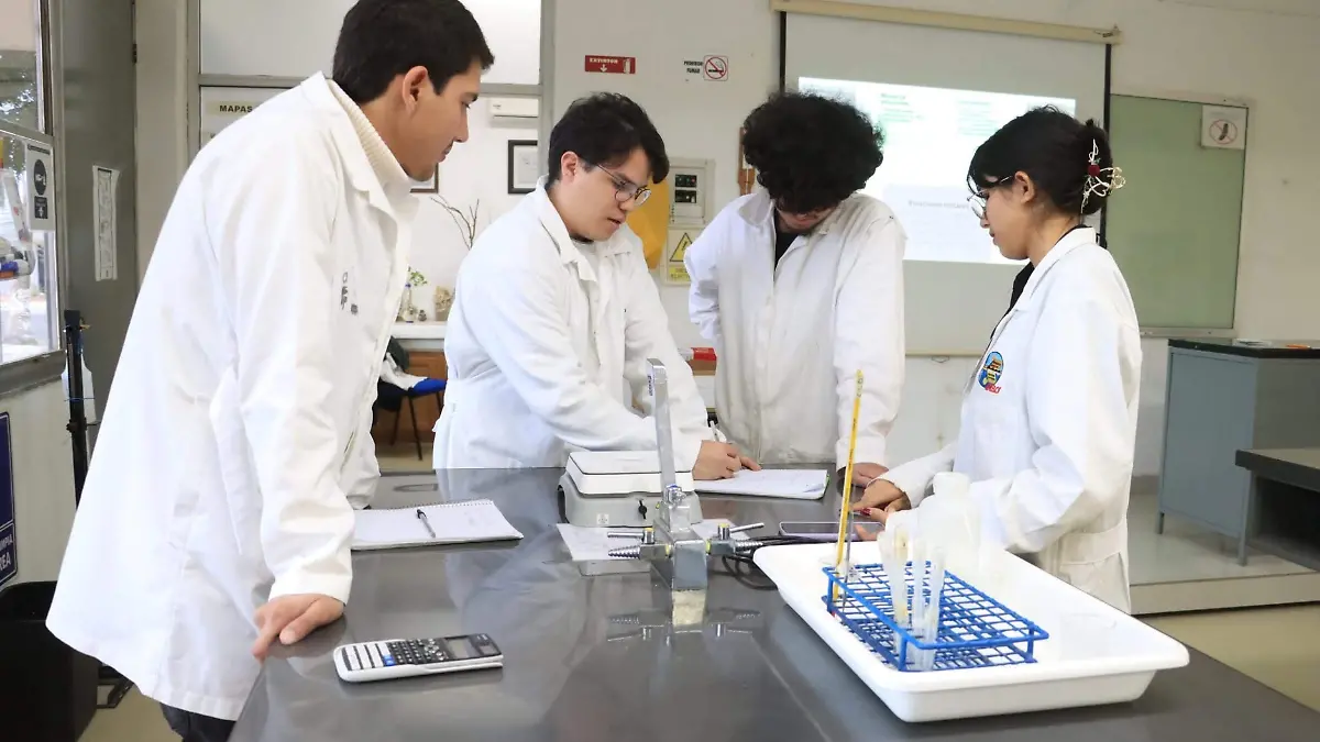 Estudiantes en laboratorio de la UABCS