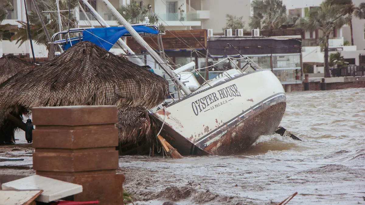 barco-huracan-malecon-la-paz