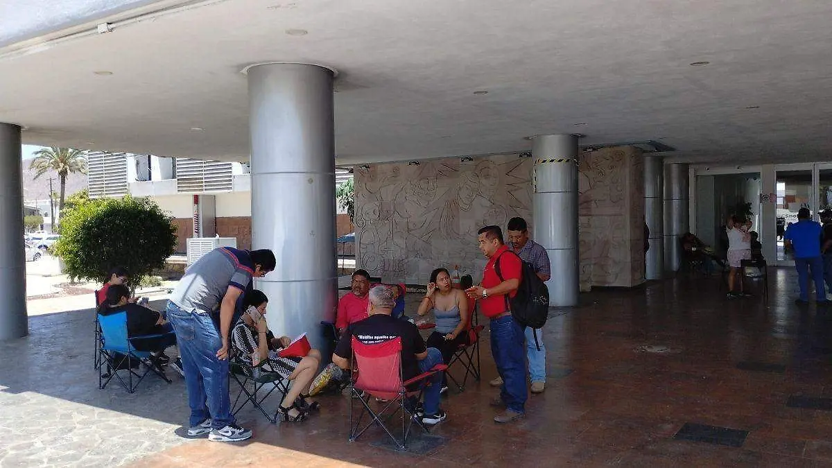 maestros-levantando-planton-la-paz