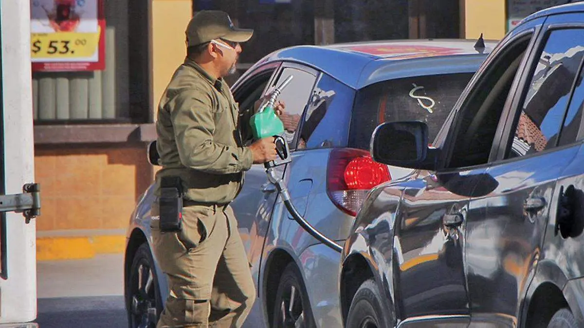 despachador de gasolina trabajando