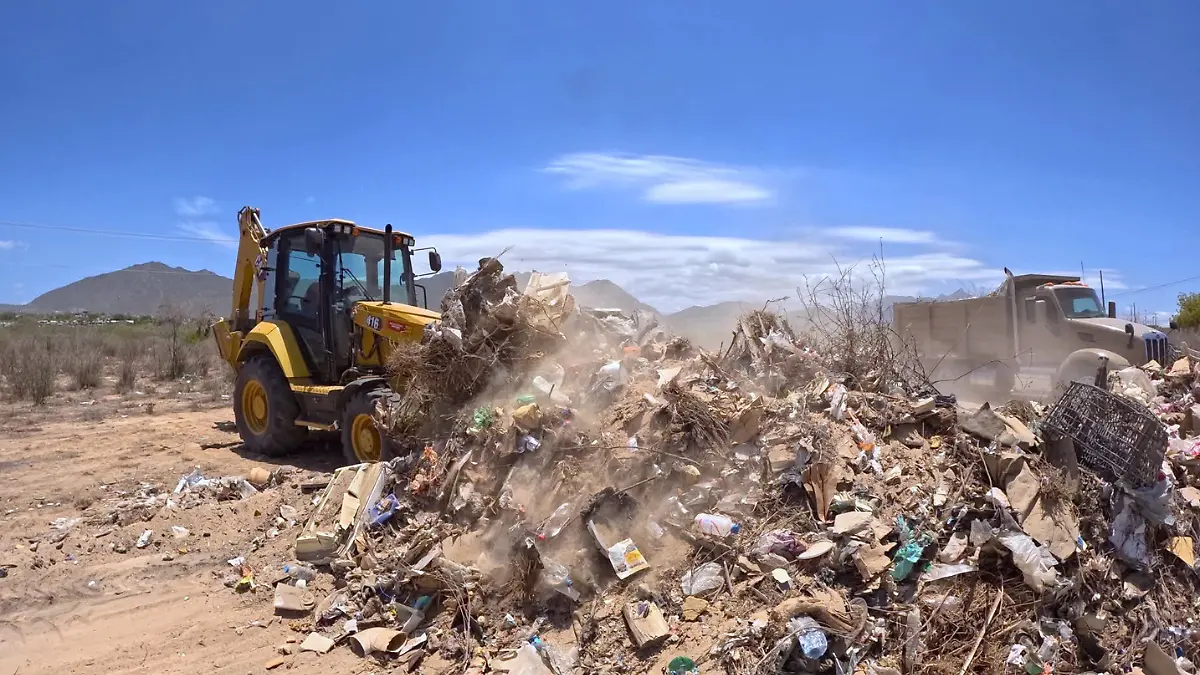recoleccion de basura en cauces de arroyos que usan como basureros