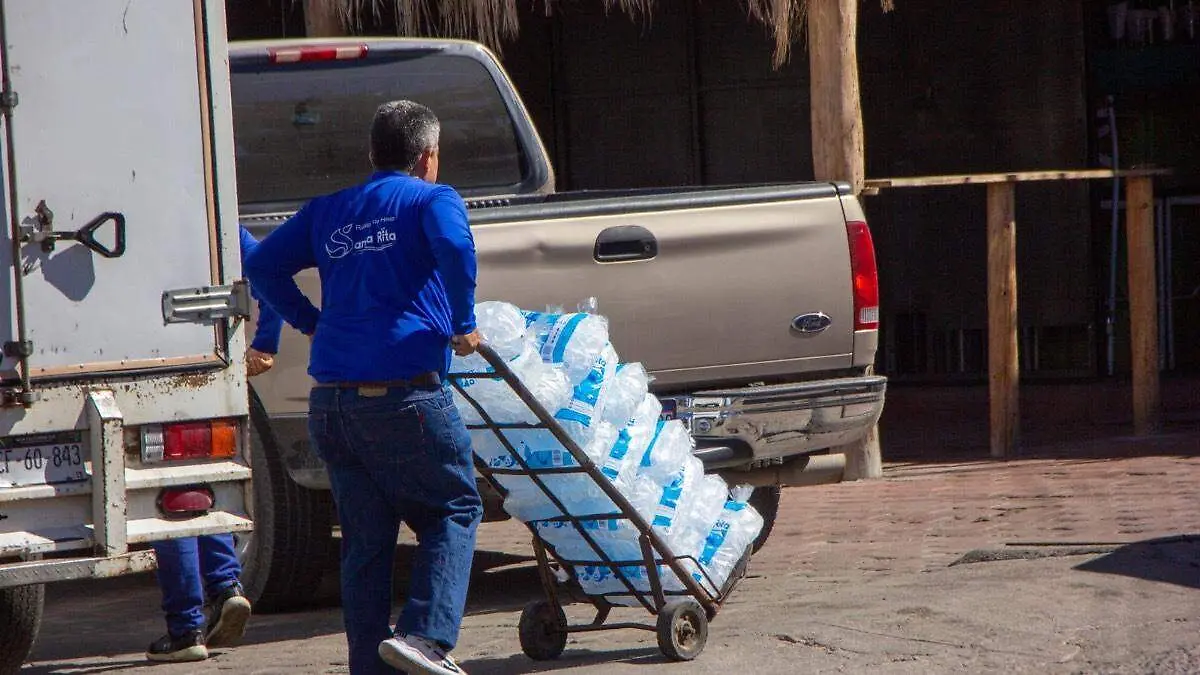trabajador cargando hielo