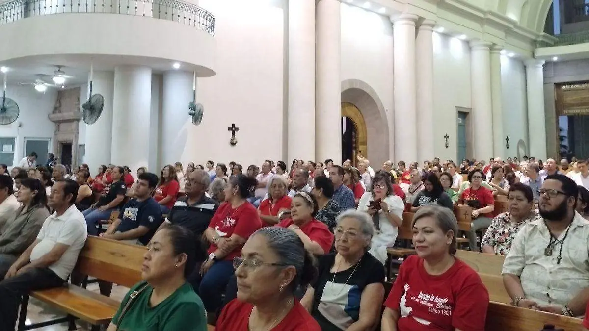 fieles CATOLICos en misa