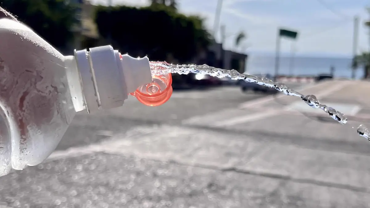 agua-embotellada-contra-llave-la-paz