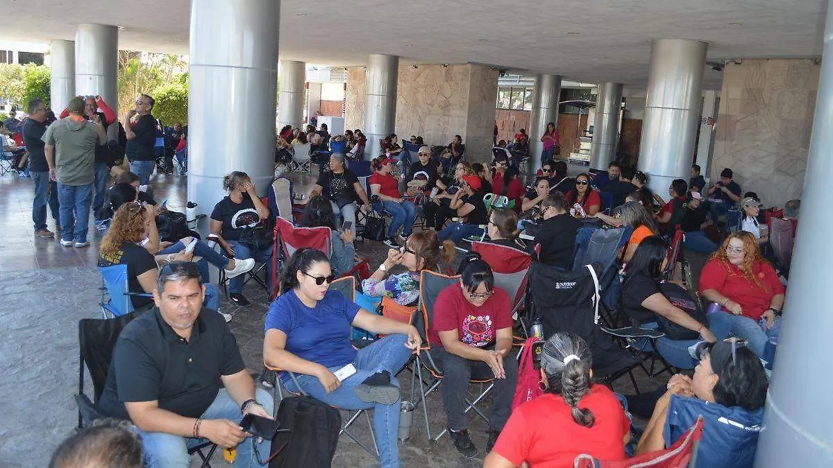 docentes-entrada-palacio-gobierno-baja-california-sur