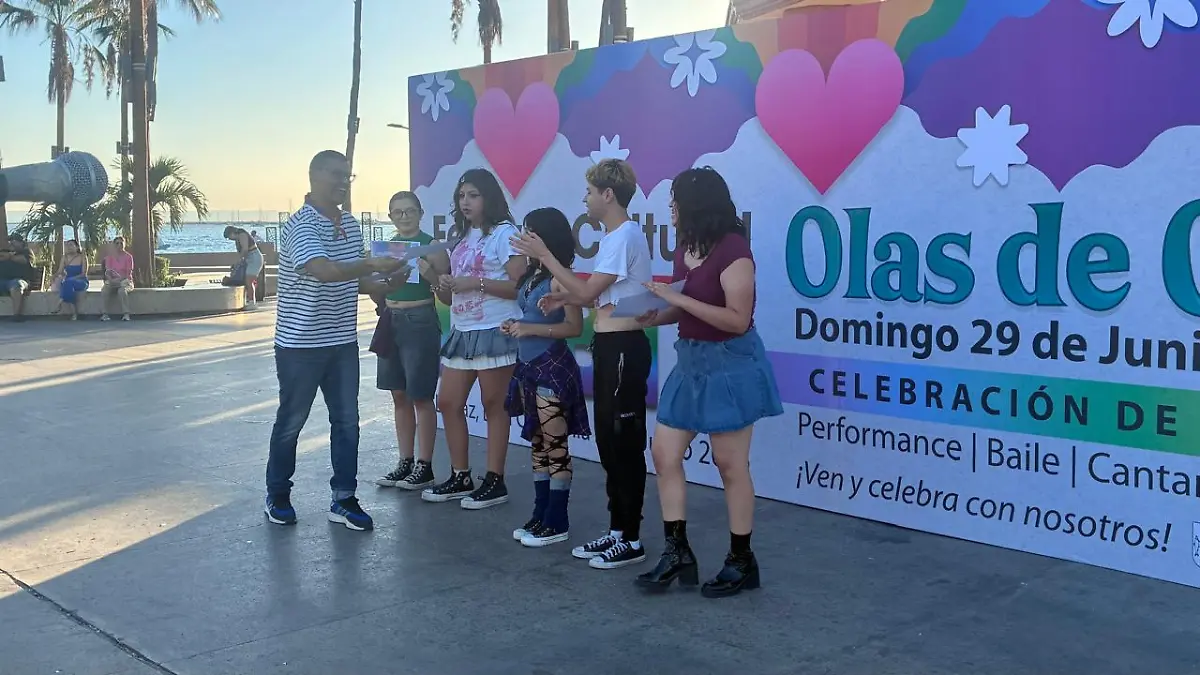 personas-evento-olas-orgullo-lgbtq 