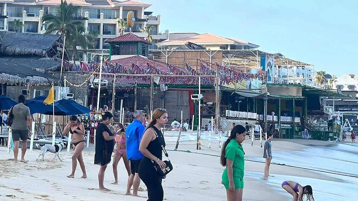 Turistas pueden realizar actividades en playas de los cabos