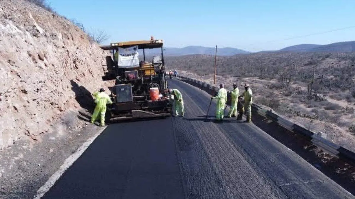 personal-pavimentando-carretera