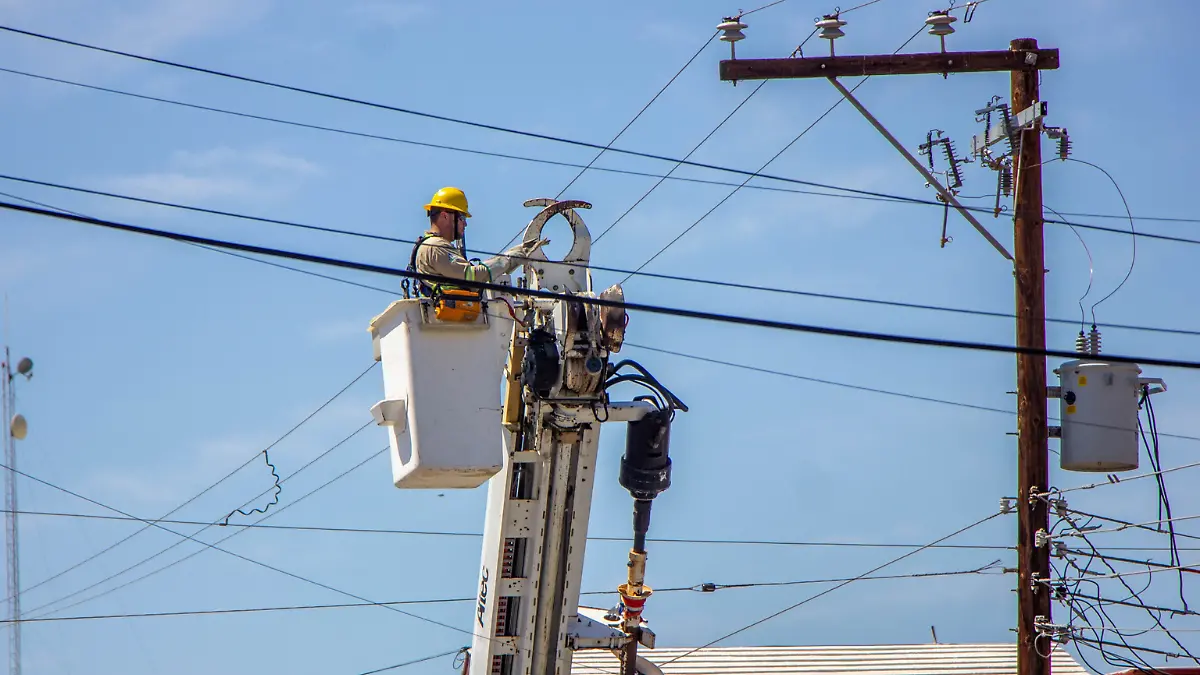 trabajador-cfe-arreglando-poste-luz