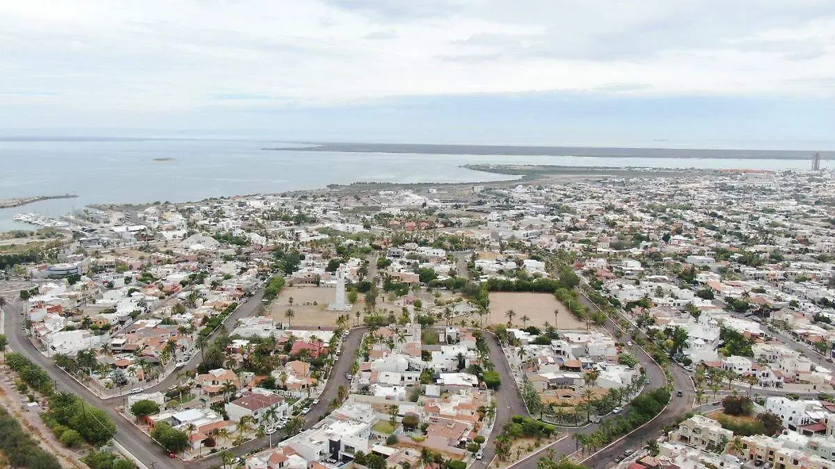BCS pronostico del clima con una vista de la ciudad calles y bahia de la paz