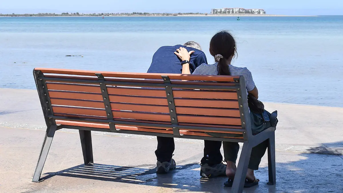 El calor de la canicula se vive en el malecon de la paz