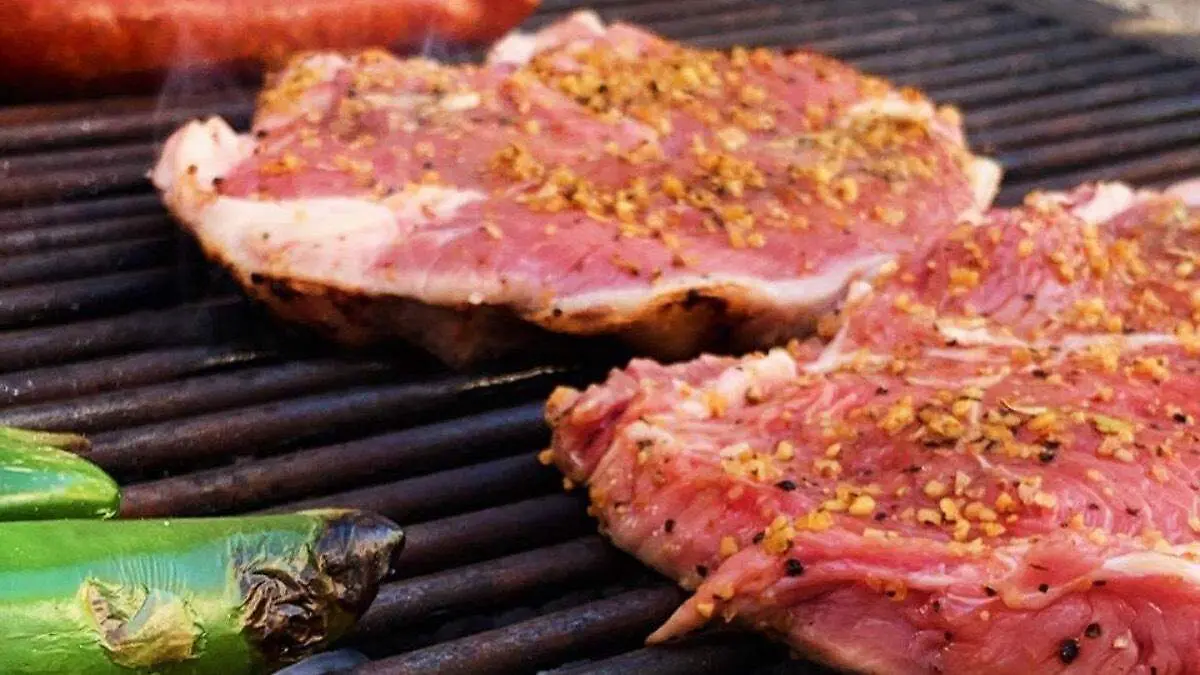 Carne asada a la parrilla en el asador