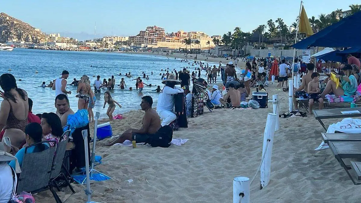 Turistas en playas de los cabos