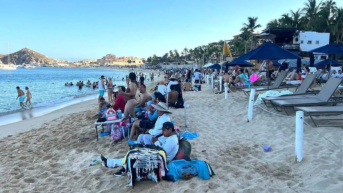 turistas en playas de los cabos
