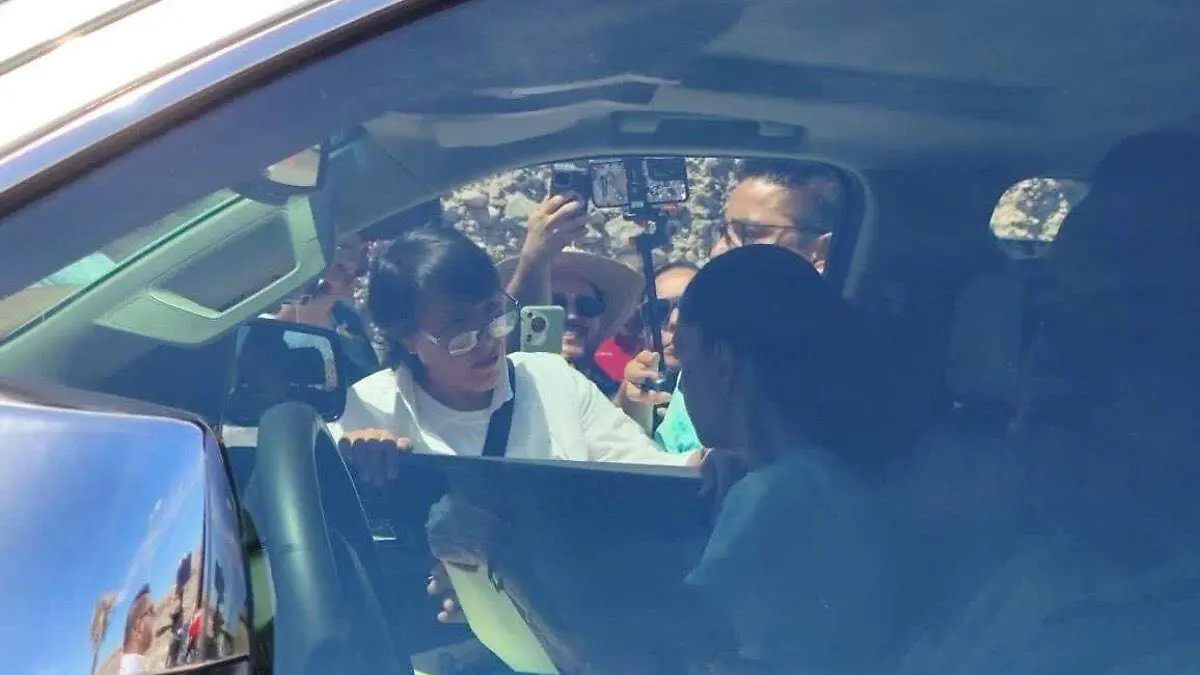 trabajadores-salud-fintras-recibiendo-claudia-sheinbaum-la-paz