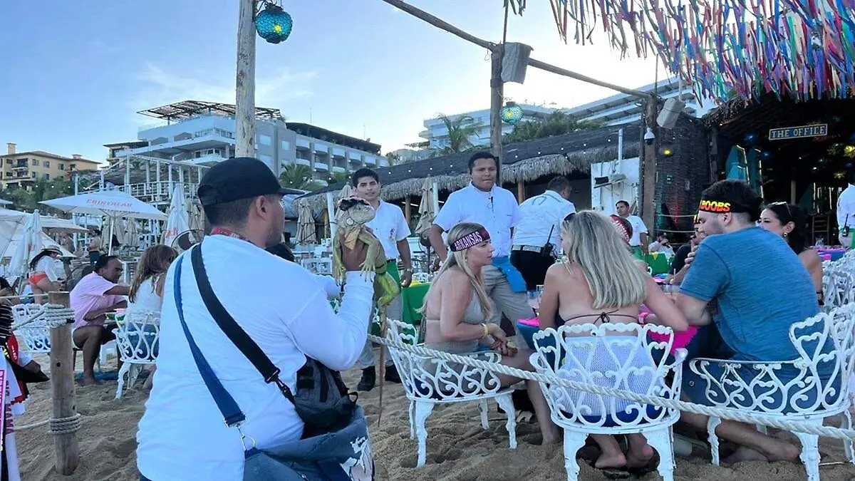 vendedores-ambulantes-junto-turistas-extranjeros-playa-el-medano