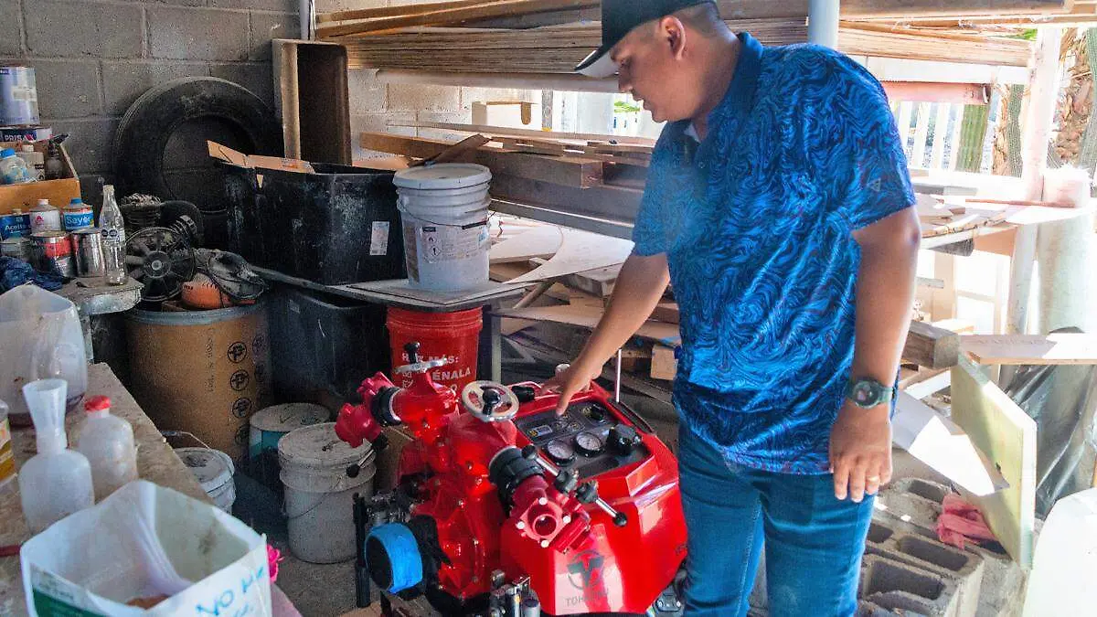 modesto muestra bomba extintora