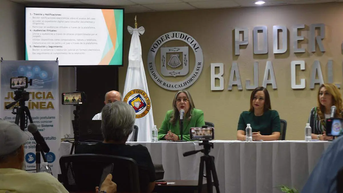 magistrada en conferencia de prensa