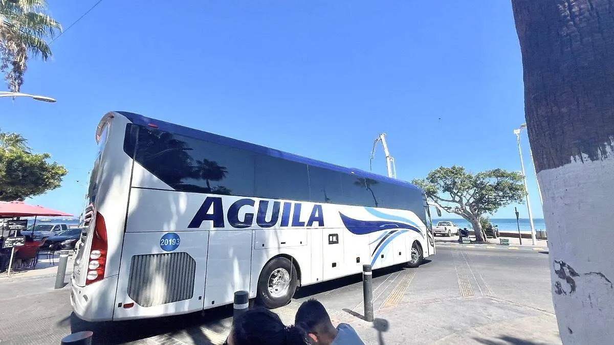 Camion águila saliendo