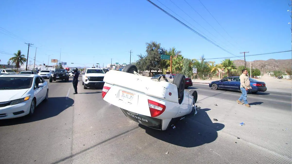 volcadura-uabcs-panteon-semaforo