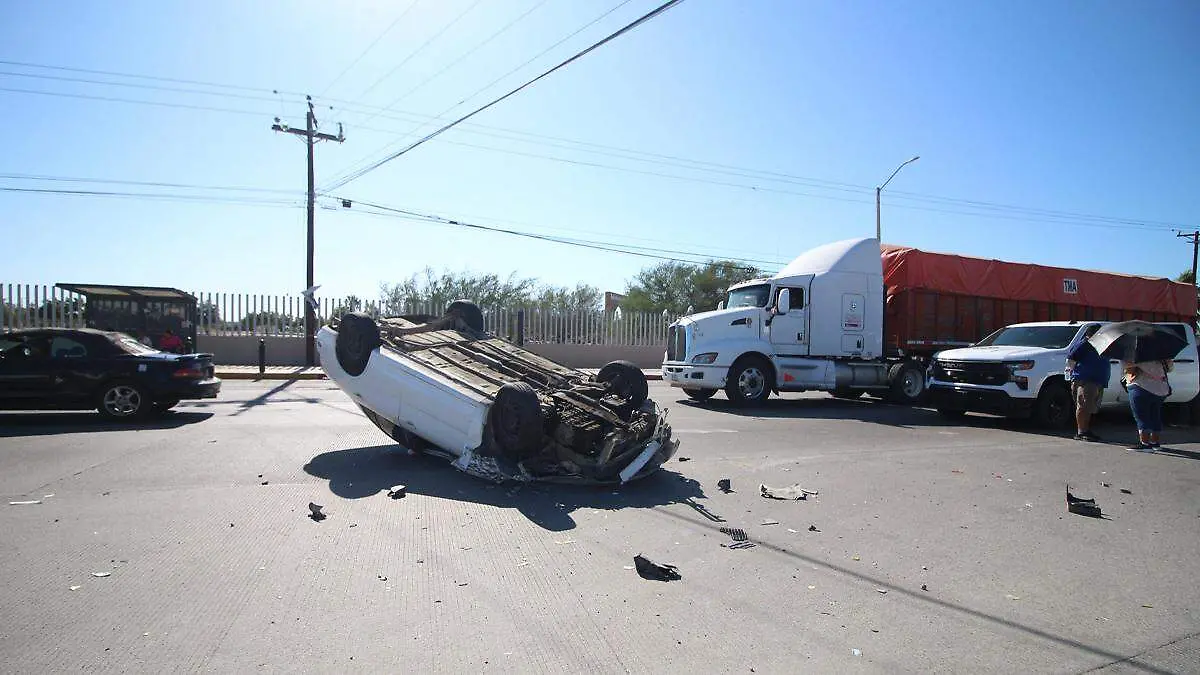 mitsubishi-mirage-volcadura-choque